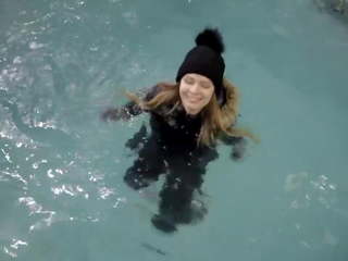 Wetlook lassie con invierno ropa swims en la piscina: xxx presilla 6e