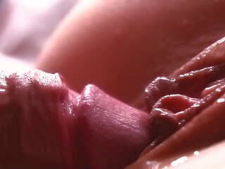 Lento motion&period; extremadamente close-up&period; esperma goteo abajo la coño
