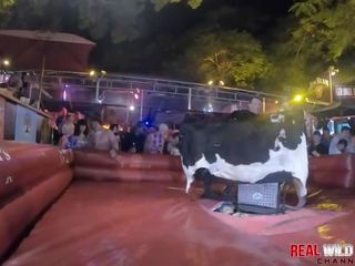 Telanjang sluts lembu menunggang di kilat pesta 2018 liar dan daripada daripada kawalan