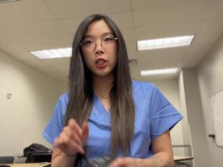 Kuslig dr. convinces ung asiatiskapojke medicin medicin person till fan till få ahead