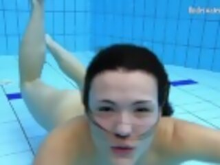 Solo en la público piscina completely desnudo chicas desde rusia