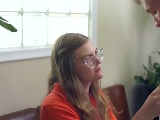 Plaukuotas putė mormon paauglys