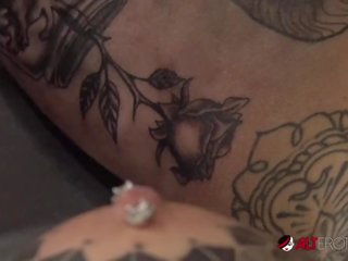 Qelibar luke masturbates ndërsa duke tattooed