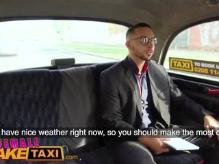 Weiblich fälschen taxi hengst wird eier tief im sexy drivers