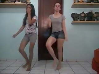 Novinha iva e sua amiga dancando sim sim nao nao.