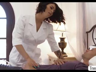 Gab olla likainen video- kanssa hottie ttyttö sairaanhoitaja domino päällä hänen sänky