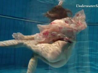 الروسية adolescent edwiga swims عري في ال تجمع في روسيا