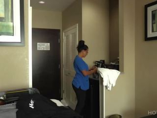 Dhomë shërbim! empleada es seducida por huésped mientras limpiaba el cuarto