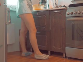 Cooks v the kuchyně bez kalhotky, vysoká rozlišením dospělý video 4f