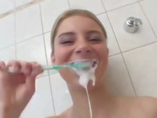 La chichona lavandose los dientes, brezplačno x ocenjeno posnetek 69