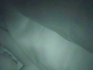 Śpiące nastolatka probed przez przyjaciel podczas w jej własny łóżko