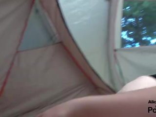 Público camping : jovem grávida caralho em um tent