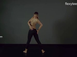 Flexyteens - zina películas flexible desnuda cuerpo