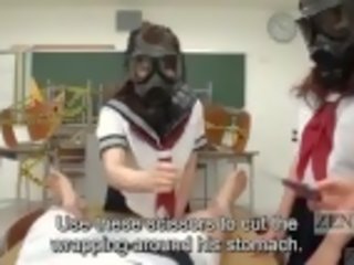 Lei vestita lui nudo gas maschera giapponese studentesse sottotitoli