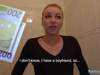 Publiek agent meervoudig orgasmes als nauw poesje uitgerekt in publiek toilet