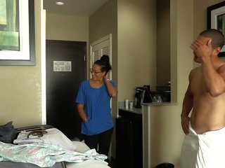 Dhomë service&excl; slutty latine shërbyese jolla fucks hotel guest dhe prepares një mess në the room&period;