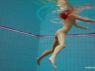 Deniska het brunett teenie stor tuttarna simning