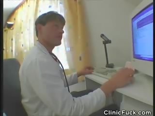 Patienten suger doktorer kuk, fria avsugning kön video- 3c