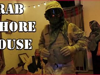 Tour de rabos - americana soldiers slinging membro em um árabe whorehouse
