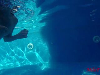 דוּ בנות מזוין נכון מתחת למים ב ה בריכה: נוער פורנו