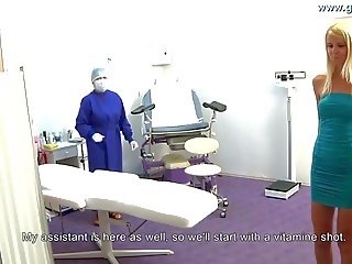 Senhora fica injecção antes ginecomastia exame
