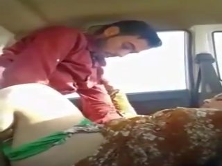 God ser pakistansk strumpet suger en pecker i den bil