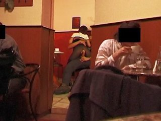 Анал секс відео в a публічний coffee магазин