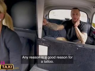 Naaras- väärennös taksi tatuoitu kaveri initiates enticing blondi seksuaalisesti herättänyt