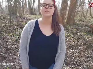 Duży tyłek krzywego nastolatka dostaje na na zewnątrz wytrysk w the woods seks klips przedstawia