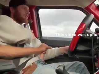 Divi first-rate cilvēki masturbācija uz the automašīna