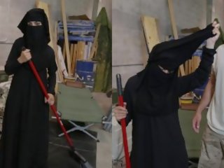 Chuyến du lịch của lợi phẩm - muslim người phụ nữ sweeping sàn được noticed qua ưa dâm dục mỹ lính