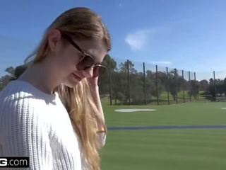 Nadya nabakova puts ji kočička na display na the golfové kurs