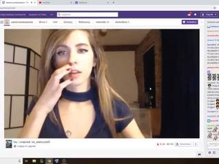 Flickvän masturberar och sprutande i twitch ström före få förbjudna