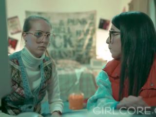 Orang yang membosankan lesbian membutakan oleh sains & groovy maya milf-girlcore