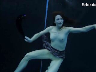 Alone i den offentlig basseng completely naken babes fra russland