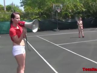 Concupiscent hogeschool tiener lesbiennes spelen naakt tennis & geniet poesje likken plezier