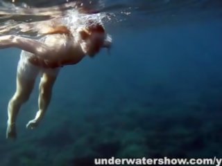 Nastya svømming naken i den sjø