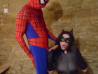 Голям бюст косплей жената котка отнема spiderman мрежа