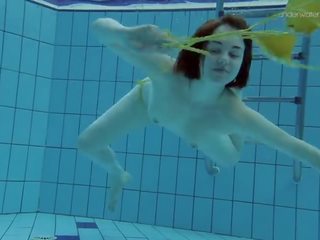 Sedikit payu dara remaja lada dalam air telanjang