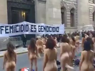 Nu femmes protest en argentine -colour version: sexe agrafe 01