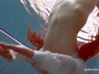 Seksi remaja telanjang dalam air berenang pelucutan