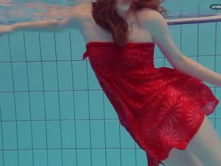 Slutty mermaid swims uz the basejns mitra un karstās līdz trot libuse