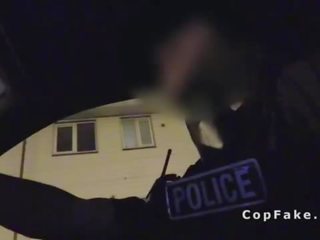 Hluboký prdel blondýnka turns na jednotný na falešný policajt