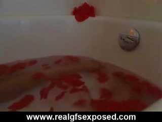 Gros seins brunette se leva prend une bain sur son webcam