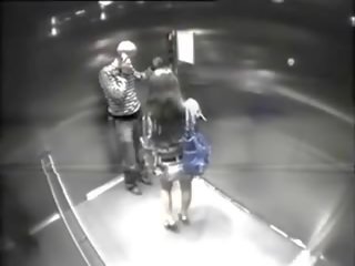 Étranger baise filles en ascenseur