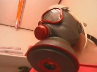 Gas maschera indossare euro tedesco zoccola masturba in il toilette