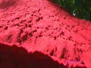 O roșu coafat nimfă la the parc acțiune 3