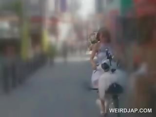 Warga asia remaja patung mendapat faraj basah manakala menunggang yang basikal