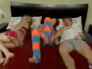Se folla za su hija mientras duerme su esposa (incesto)dormida (folla asu papá)