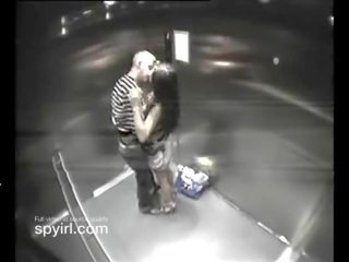 Saperangan having bayan video on hotel elevator get kejiret on hidden camera